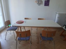Tisch: Holzplatte mit 2 Malerböcken