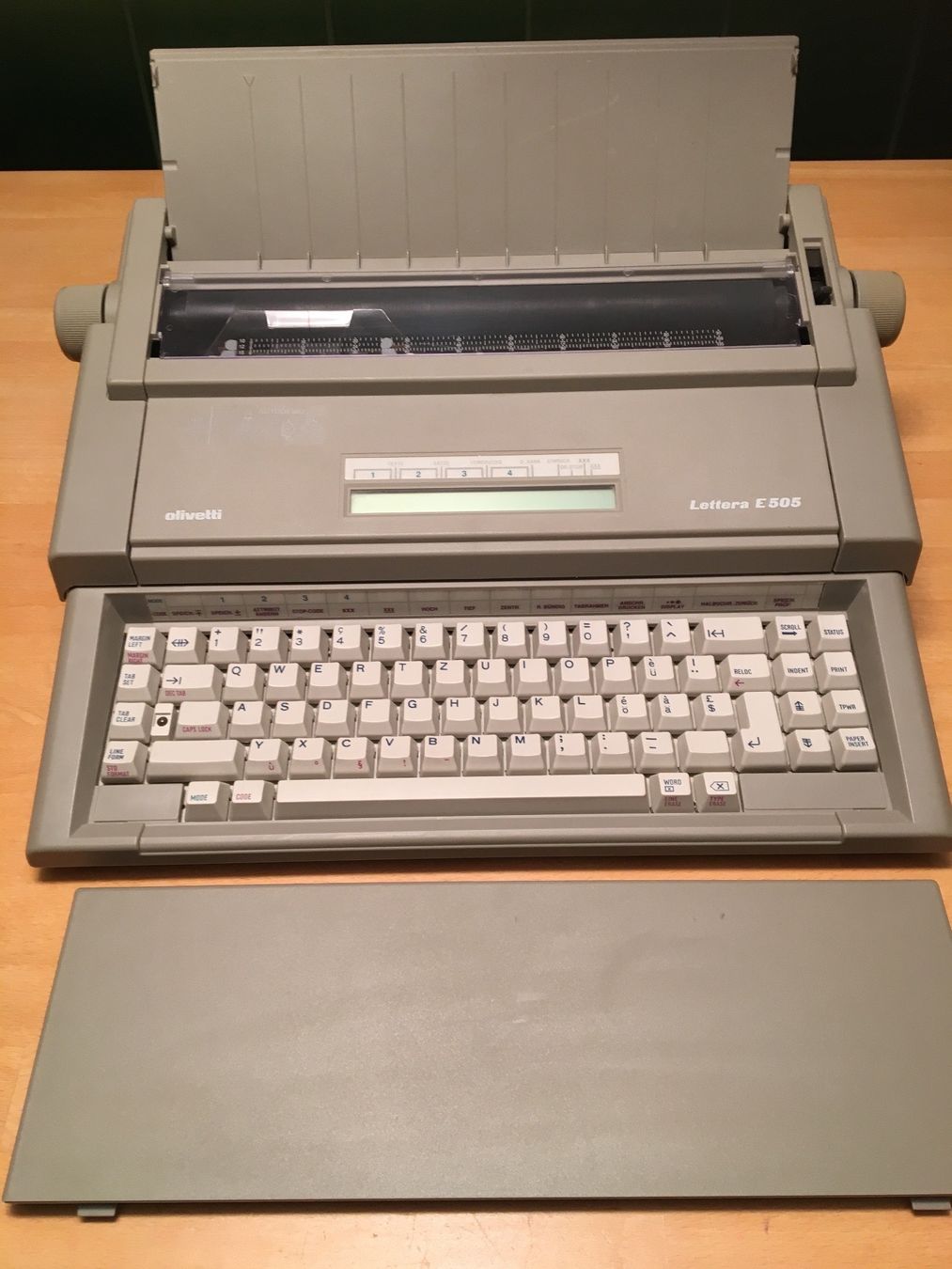 Olivetti Macchine da scrivere: Schreibmaschine elektrisch Olivetti E 505 – Usato da Arth venduto da Vrecam51 1