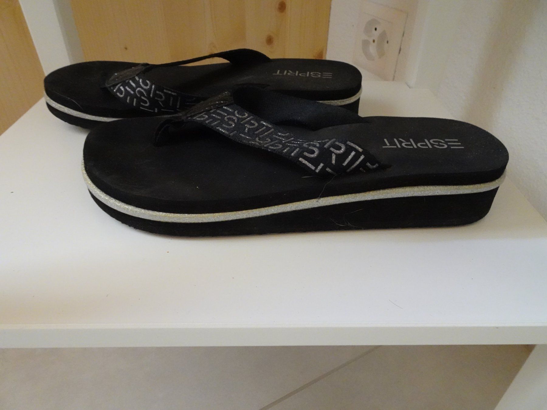 Esprit Damenschuhe: ESPRIT Flip-Flops schwarz-silber Keilabsatz Gr. 36 - 240616 – Gebraucht aus Küssnacht am Rigi von Schuhe-Secondhand 1