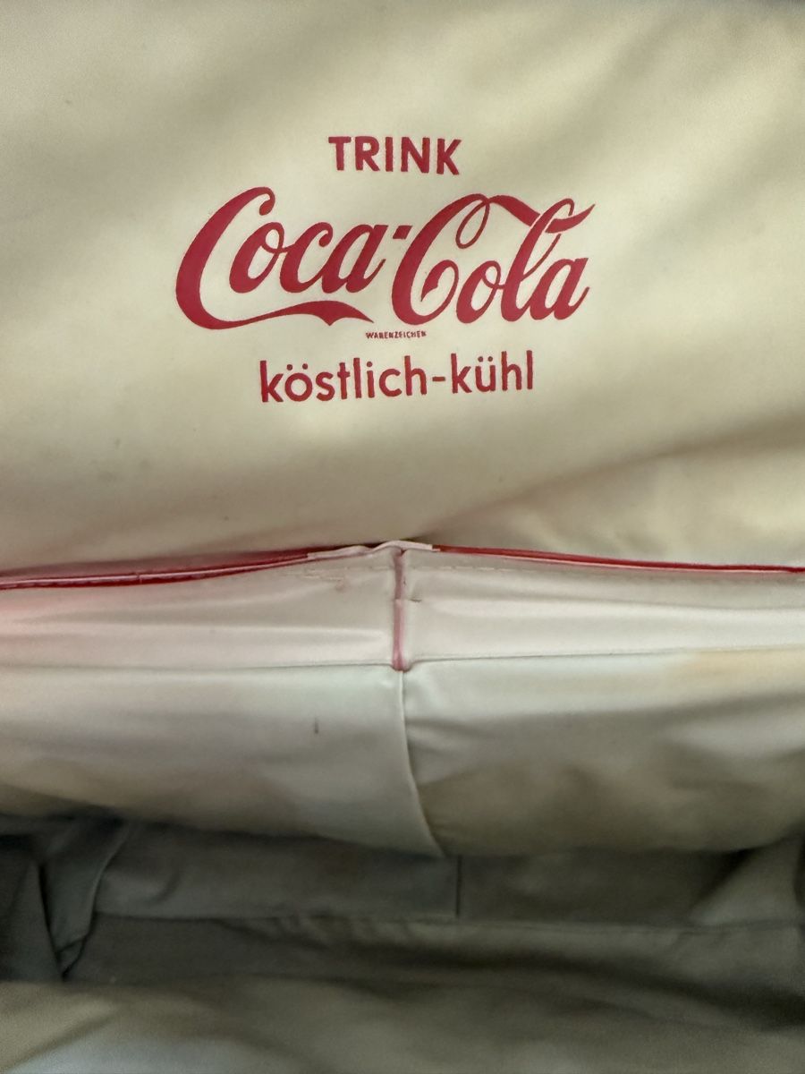 Coca-Cola Frigoriferi & Refrigeratori: Kühltasche Coca Cola rot mit Flaschenöffner 1968 – Usato da BASEL venduto da zum_schneugge 1