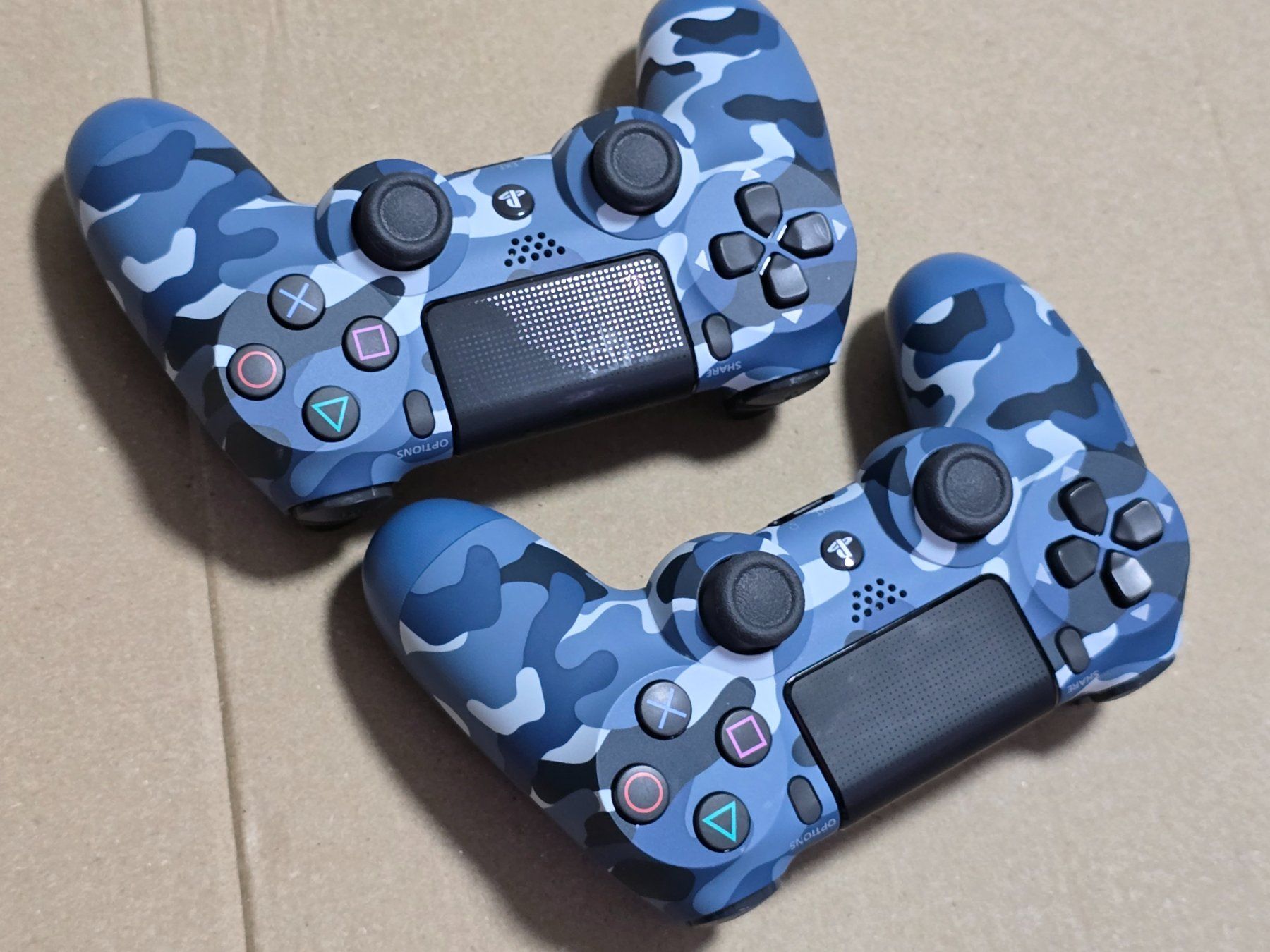 Sony Controller: 2×Original PS4 Dualshock Controller – Usato da Basel venduto da Honest