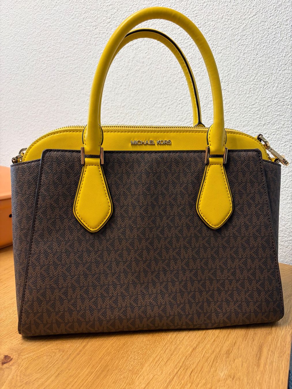 Michael Kors Borse da donna: Michael Kors - Hope Medium Messenger Bag – Usato da Triesen venduto da anschi1986