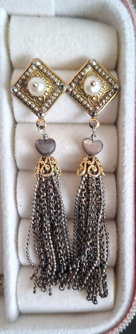 Ohrringe & -stecker: Boucles d'oreilles Satellite ornées de perles et pompons – Gebraucht aus Genève von a_t_g5kq