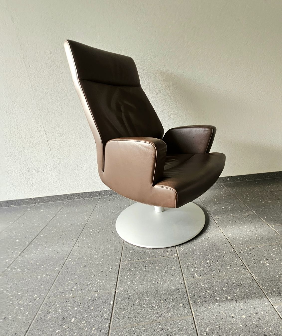 Poltrone: Brauner Leder Sessel mit Drehfuss – Usato da Zürich venduto da Troval84 2