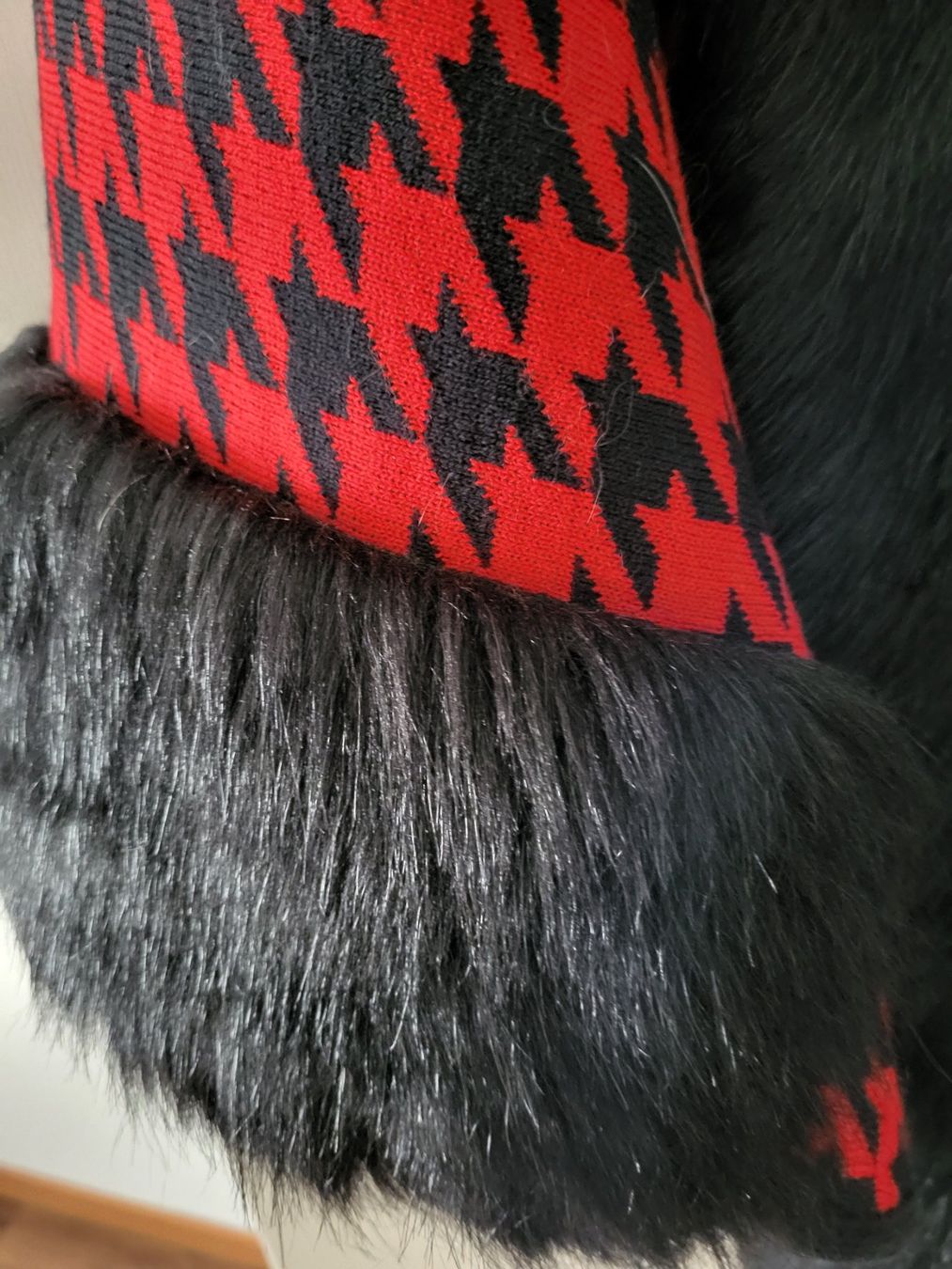 Sonstige Damenmode: Strickcape mit Pelz v. Alfredo Pauly rot oder blau – Neu (gemäss Beschreibung) aus Eschenbach SG von Mr.PP-Green 2