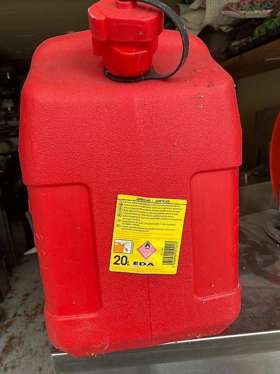 Taniche per benzina: 2 jerrican 20 litres – Usato da Martigny venduto da seater 2