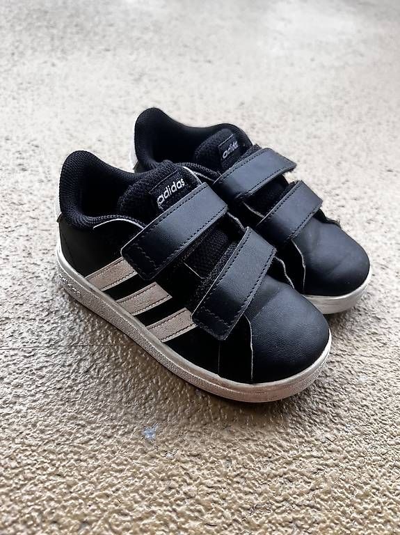 Scarpe per ragazzi: Adidas Kinderschuhe – Usato da Baar venduto da Hati.ce 2