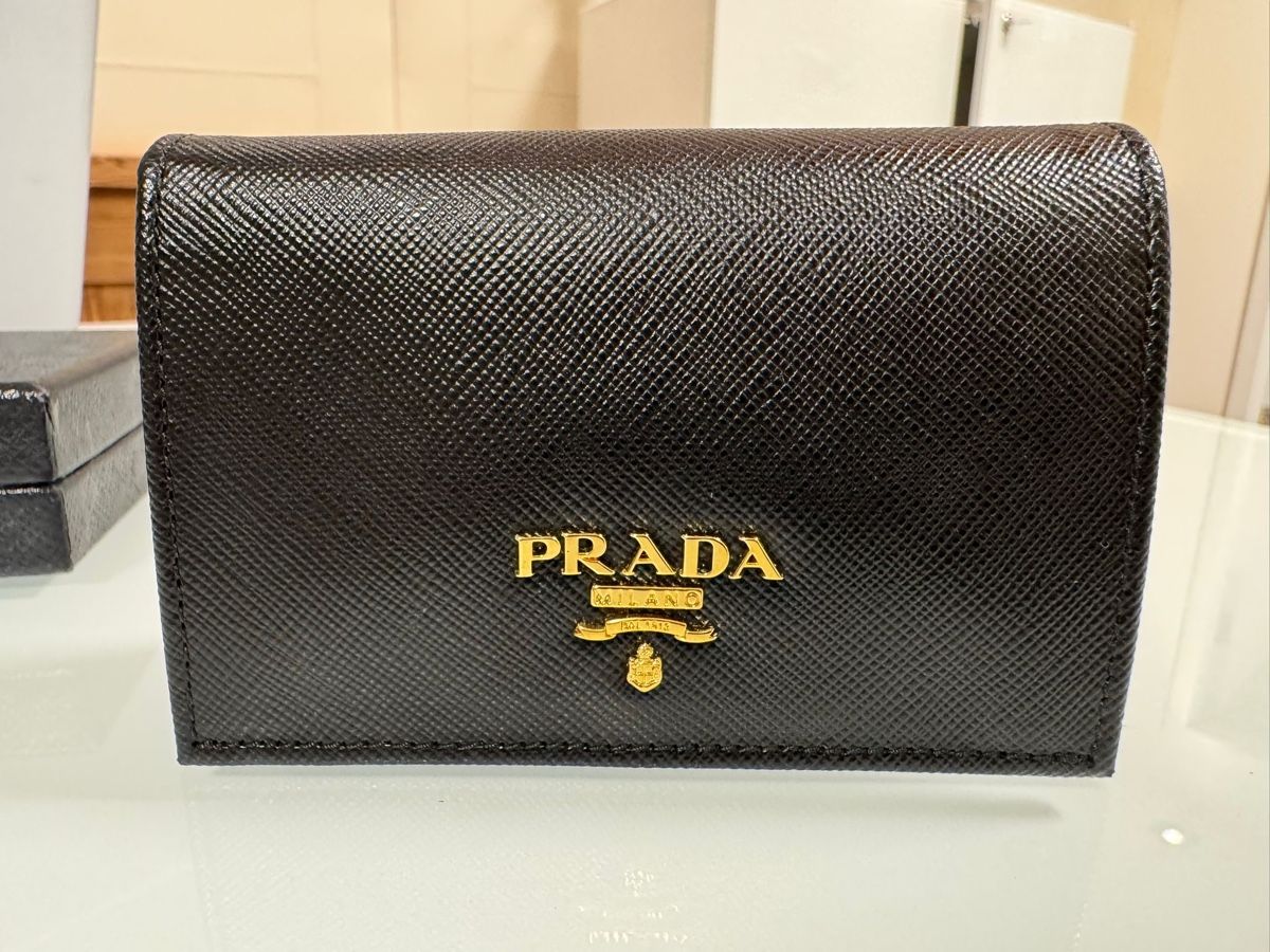 Prada Portafogli: Prada Saffiano Leather Wallet, Black, New – Nuovo (secondo la descrizione) da Luzern venduto da Antiquesonline