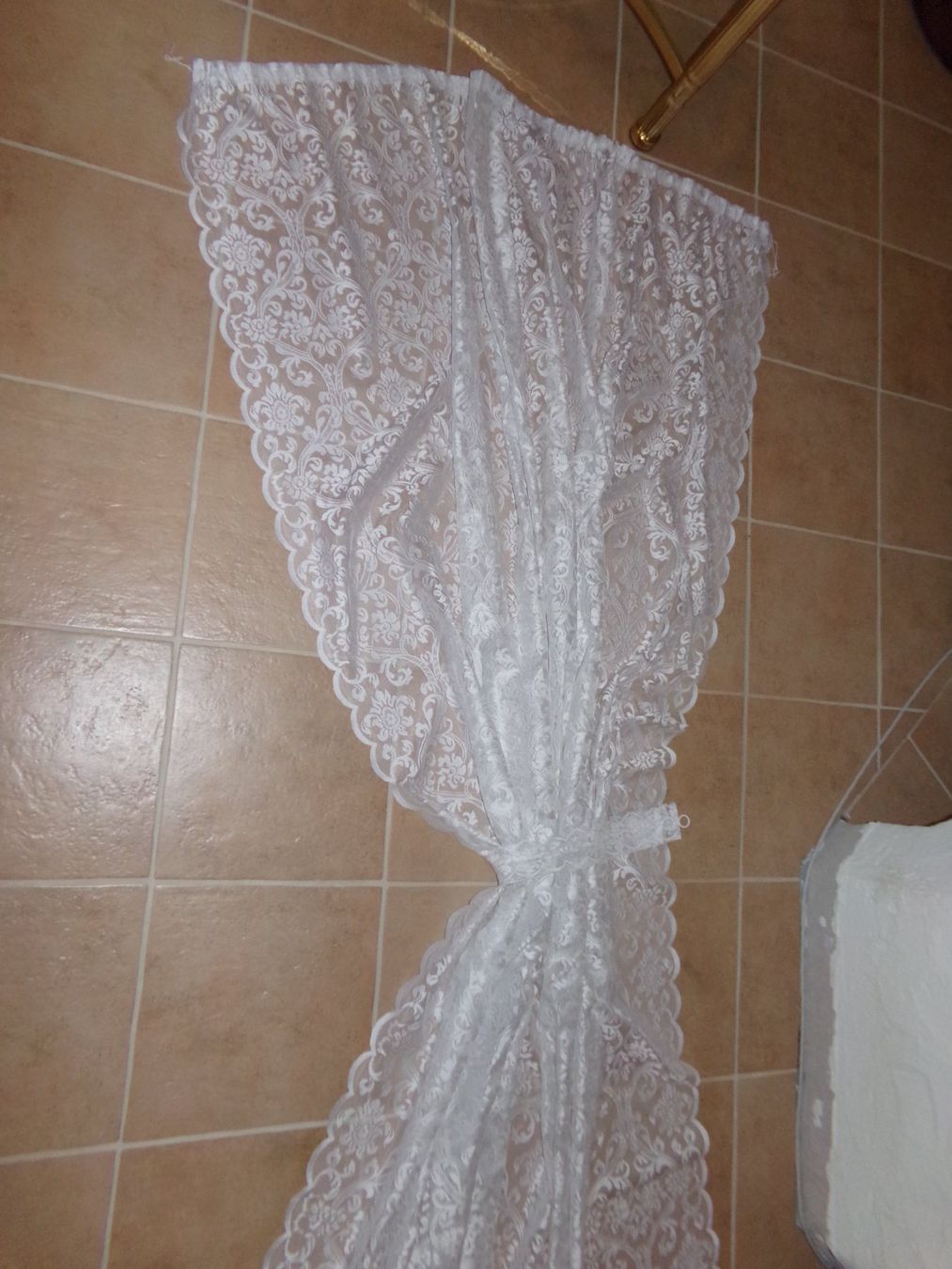 Tende: 2 SPITZENSCHALS VON 4 STÜCK MIT RAFFHALTER 150 X 235 CM – Usato da Egnach venduto da VILLA_ROSA 1