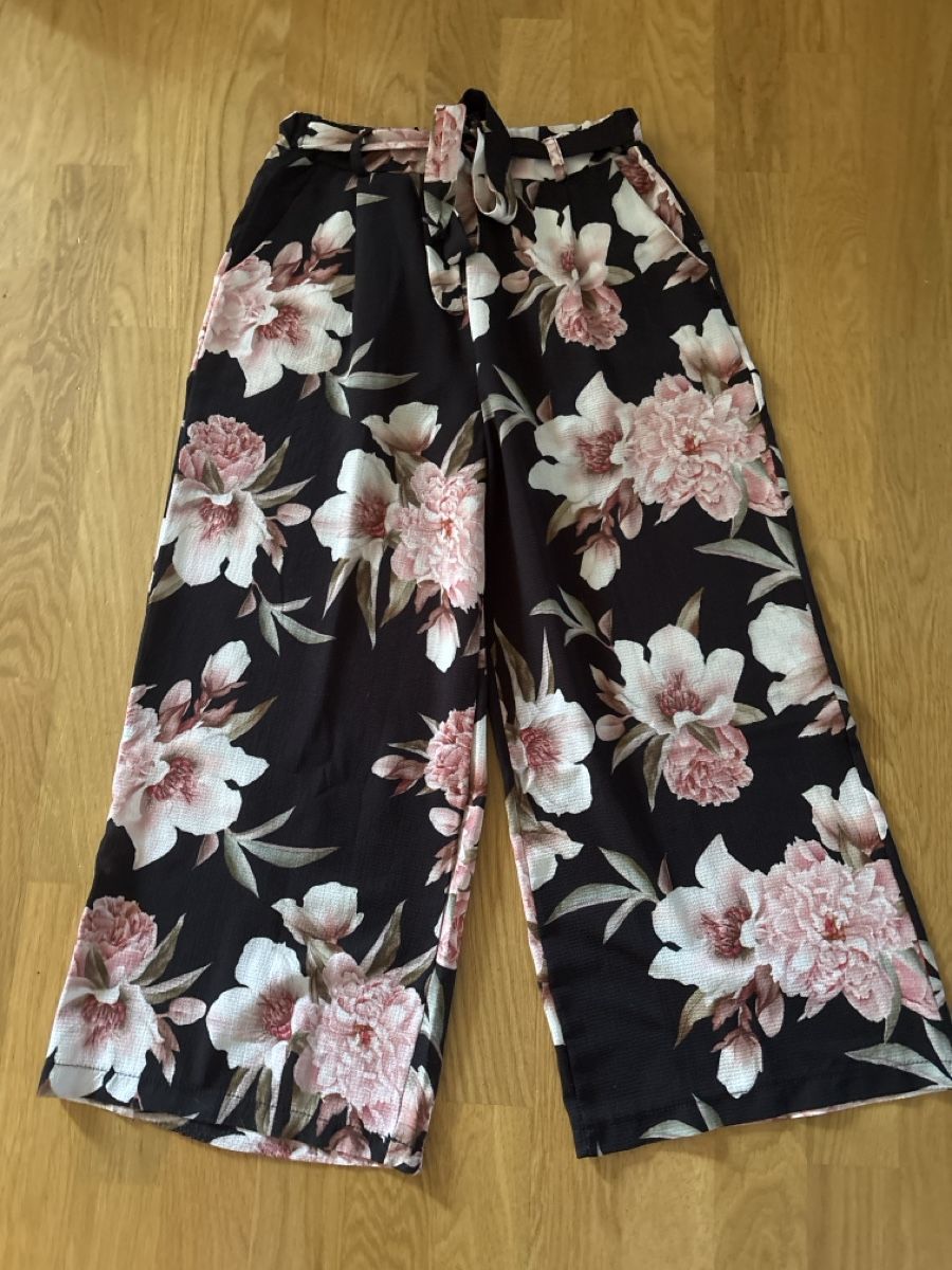 Zebra Hosen: Zebra Sommerhose mit Blumen Grösse M  – Gebraucht aus Rünenberg von ZwergLi100