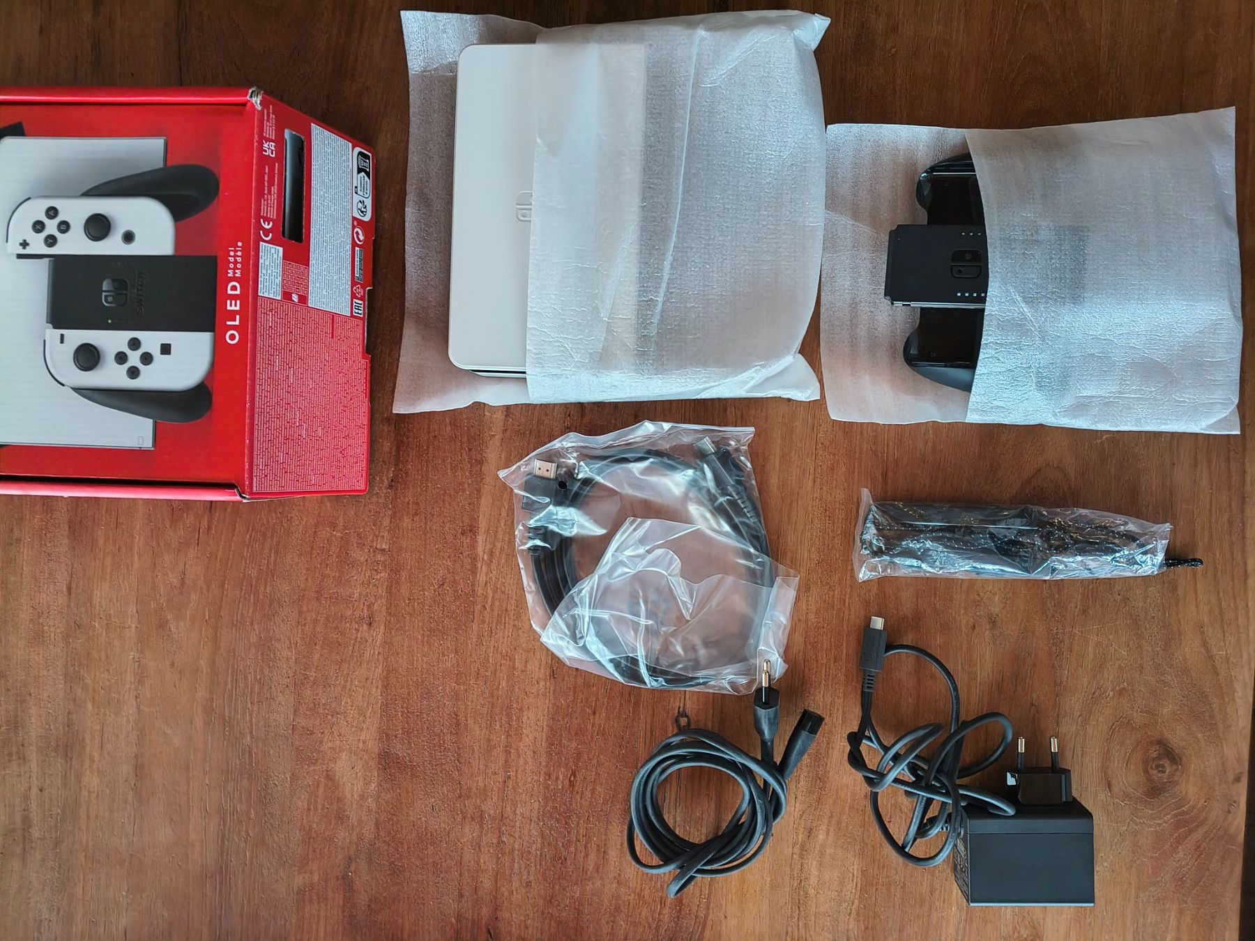 Nintendo Console: Console Nintendo Switch OLED avec jeux et accessoires – Usato da Sierre venduto da WatchMyStuff 2