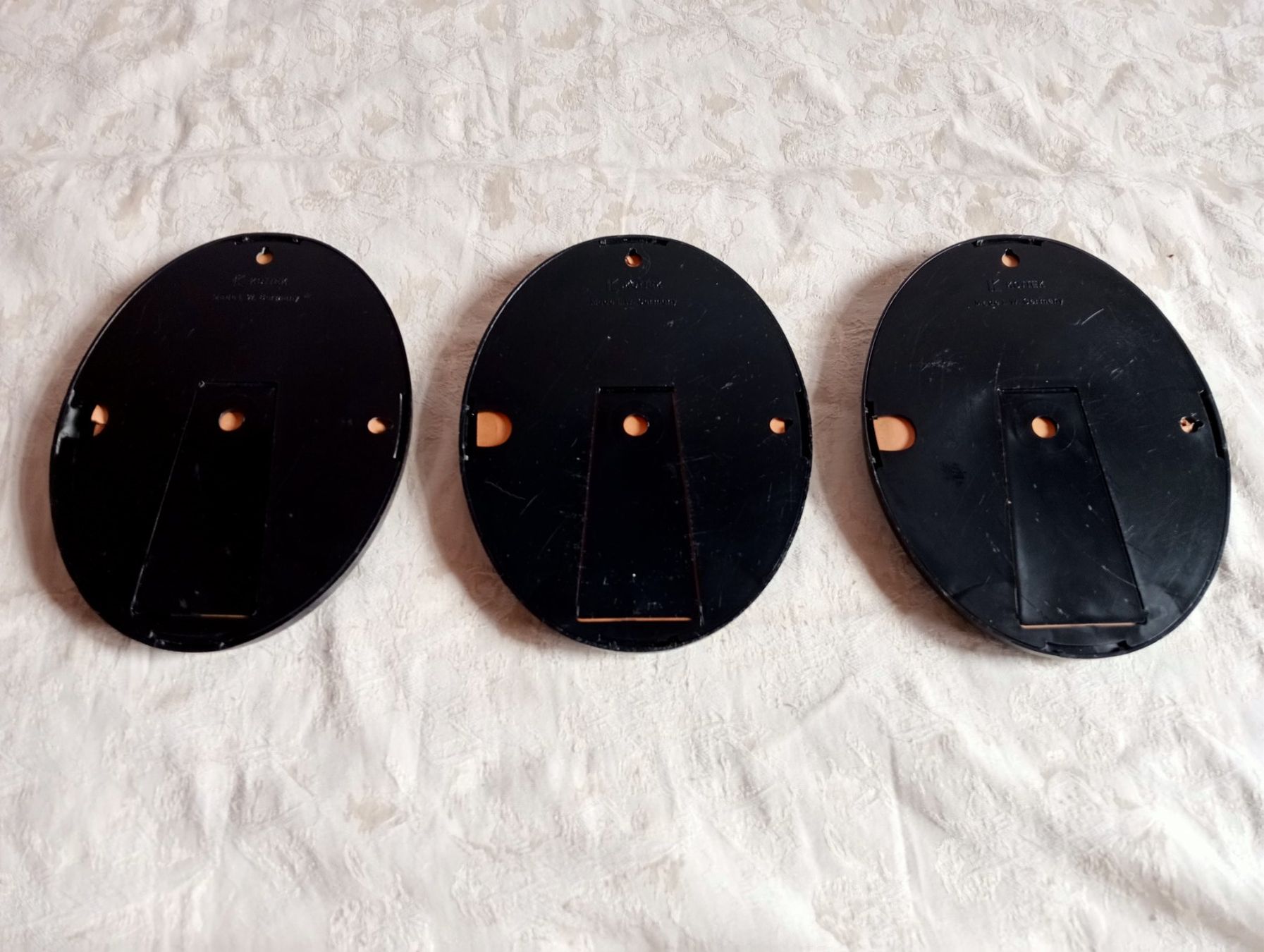 Bilderrahmen: 3er Set Vintage Bilderrahmen mit Bildern Oval Kunststoff – Gebraucht aus Oberdorf BL von Barocki888 5
