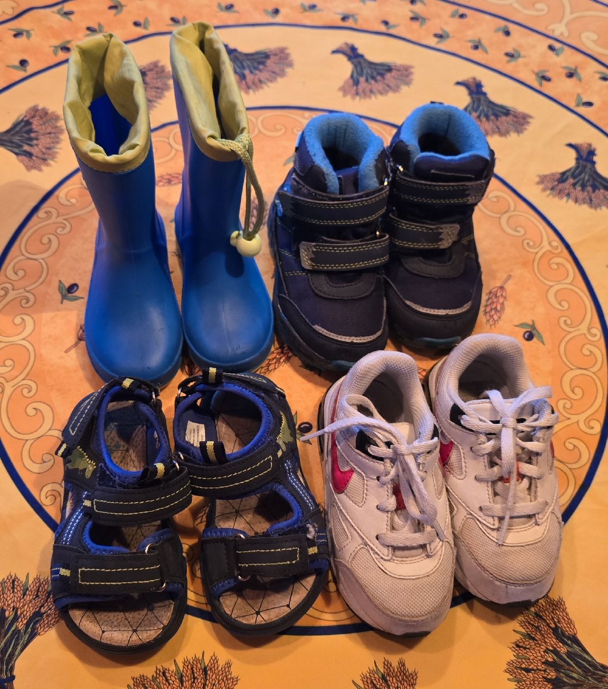 Scarpe per ragazzi: Schuhpaket Grösse 24/25 – Usato da Kandersteg venduto da Foxtrott7777