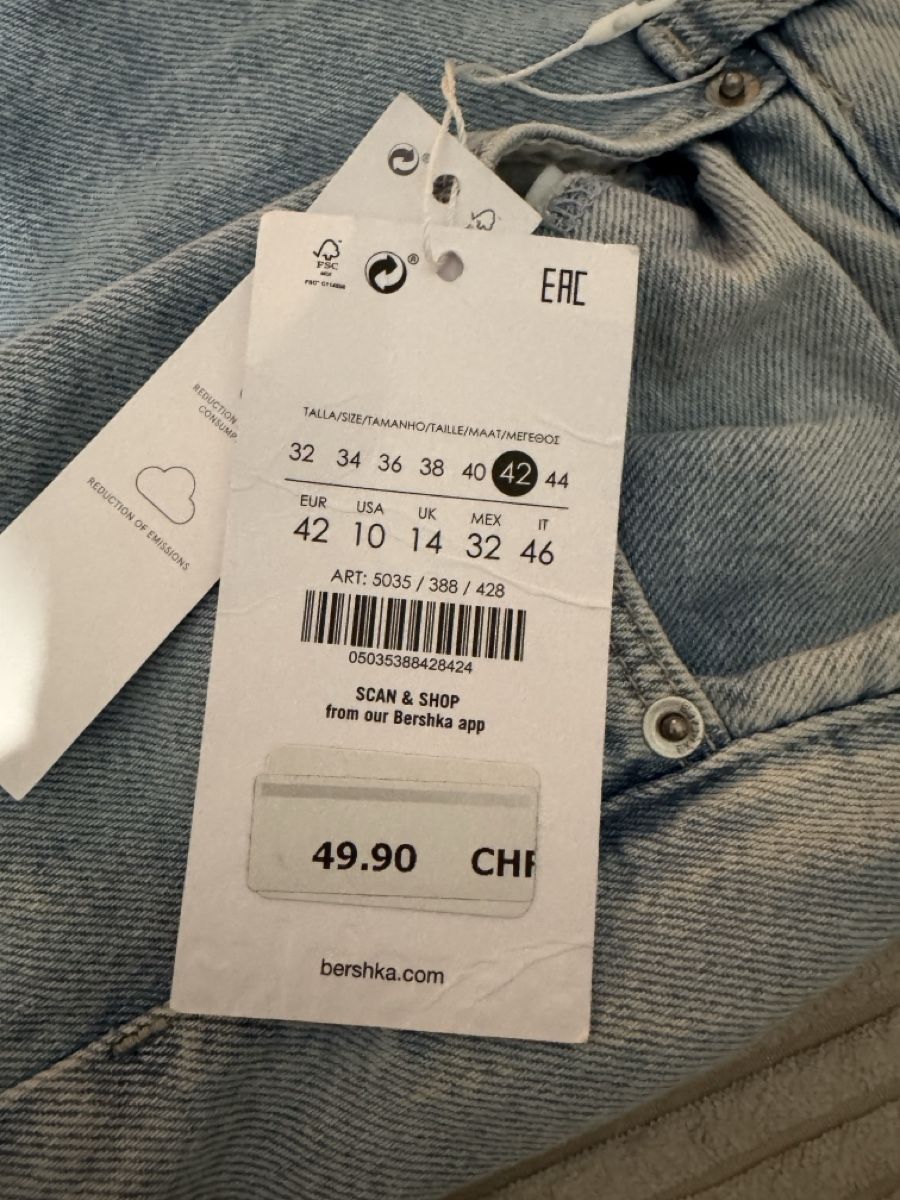 Bershka Jeans: Baggy Jeans Grösse 42 hellblau – Nuovo e nell'imballaggio originale da Fischbach-Göslikon venduto da Swissbrocki22 1