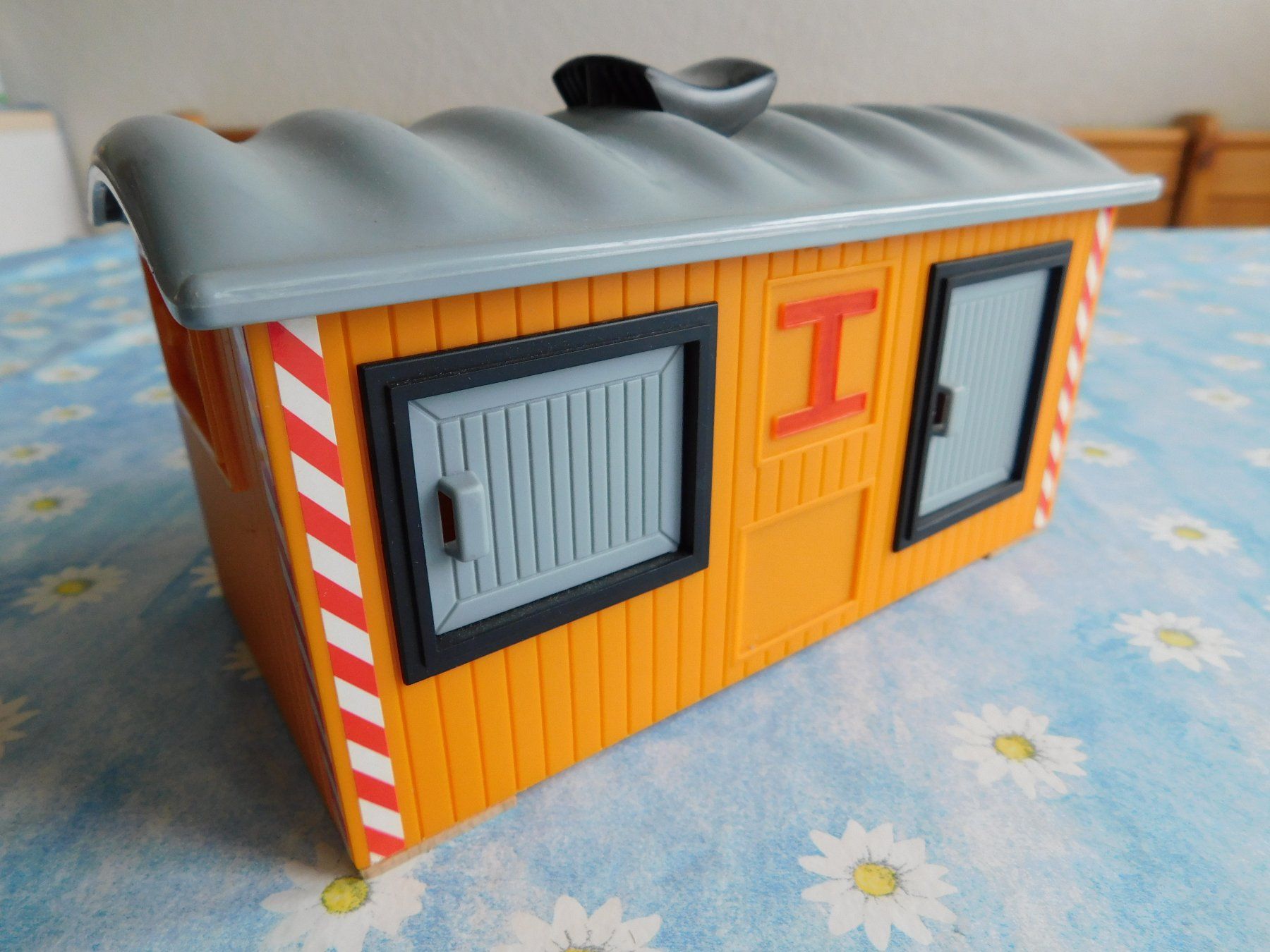 Spielzeuge: Spiel Baubaracke, Haus, Container Länge ca. 18.5 cm – Gebraucht aus Strengelbach von Wedi73 8
