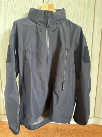 Arc’teryx LEAF Alpha Jacket (Gen 2) – Made in Canada – Neu
