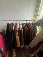 Diverse Kleidungsstücke, Schuhe und Gürtel
