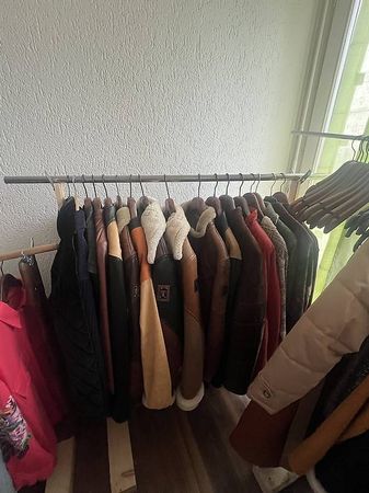 Diverse Kleidungsstücke, Schuhe und Gürtel