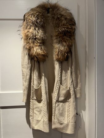 Edler Cardigan mit Pelzkragen