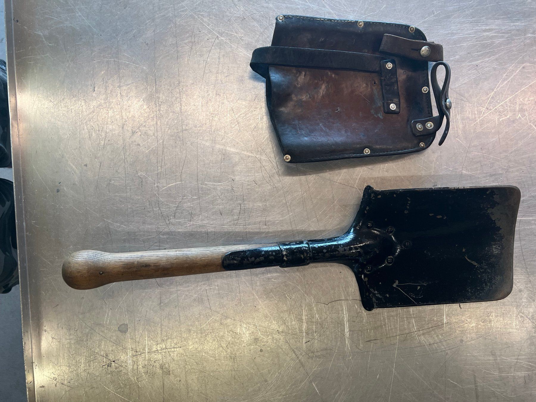 Armée suisse Tous les outils: Spaten mit Leder Etui Schweizerarmee – D'occasion à Stans par kur_8xvq