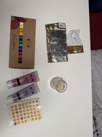 Bastelmaterialien: Acrylfarben, Sticker, Sternli-Konfetti