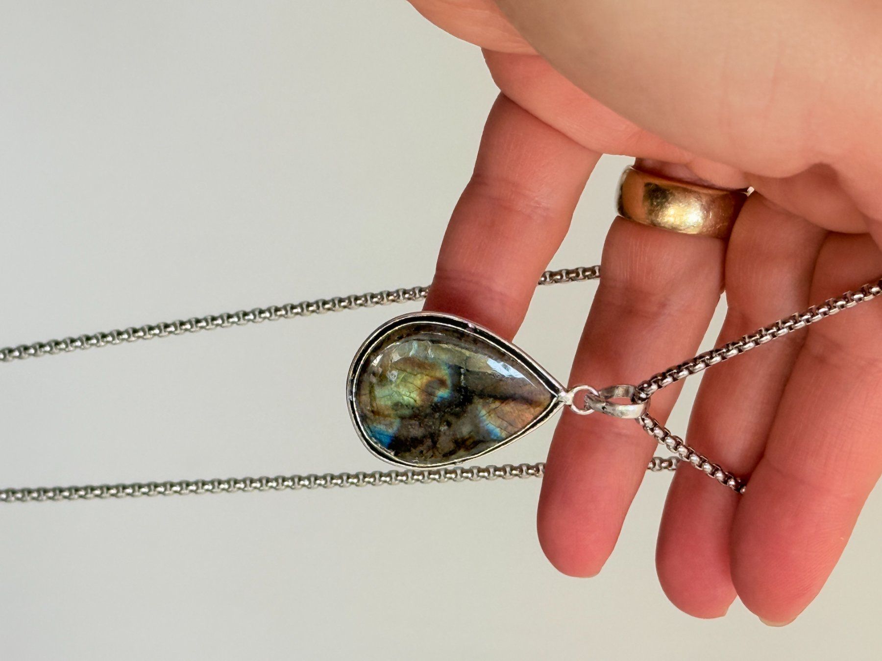 Catenine: Collier pendentif labradorite pierre forme goutte – Nuovo e nell'imballaggio originale da Genève venduto da AGBERG 7