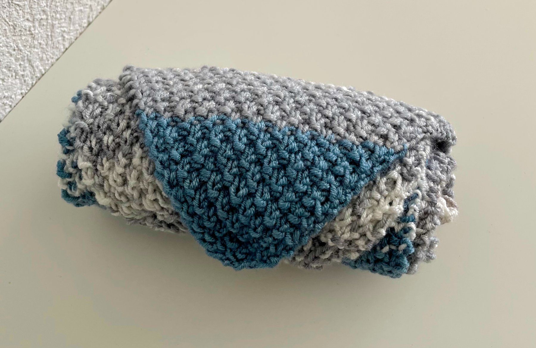 Foulards, Tücher & Schals: Halstuch / Schal mit Schlüsselloch-Technik – Neu und originalverpackt aus Täuffelen von sohalt 2