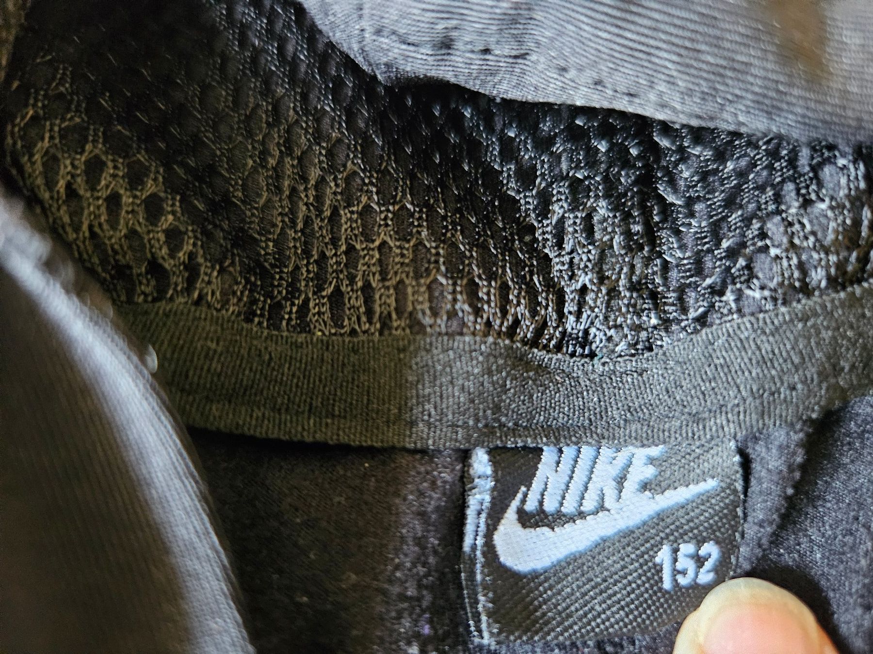 Nike Maglioni & Felpe: Nike Kapuzen Jacke Jäckli Gr. 152 – Usato da Unterengstringen venduto da saraman 1