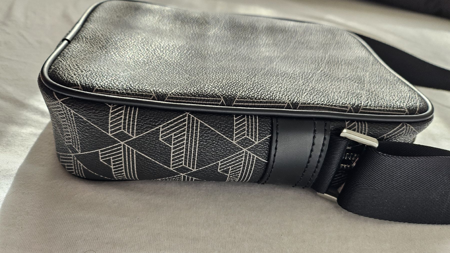 Lacoste Sonstige Kleidung & Accessoires: Sacoche Lacoste noir neuf – Neu und originalverpackt aus Genève von MKStore 4