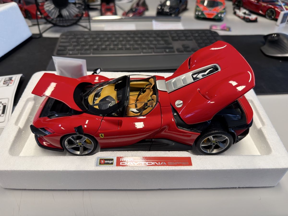 Bburago Modellautos: Ferrari Daytona SP3 1:18 Bburago – Neu und originalverpackt aus Martigny von uth_2t2d 6