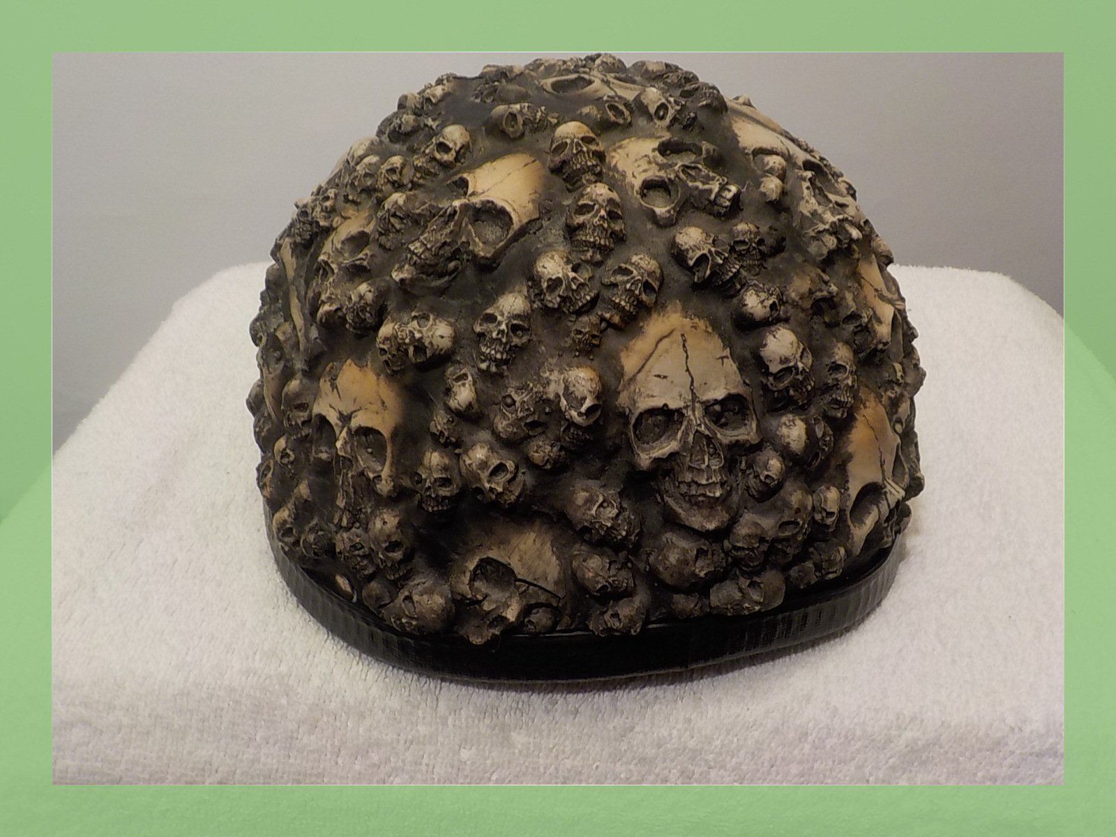 Caschi & visiere: Dekorative Schädel-Helm-Skulptur, Kunstobjekt – Usato da Bülach venduto da Freieck 2