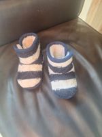 Babyschuhe gestrickt blau weiss 11 cm gebraucht guter Zus...