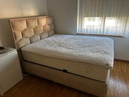 Boxspringbett beige mit gepolstertem Kopfteil gebraucht