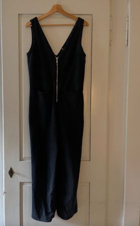 Schwarzer Jumpsuit / Overall mit Reissverschluss / S / 36
