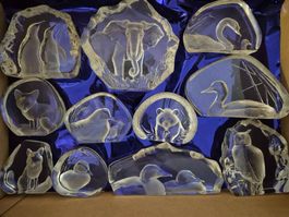 11 grosse Kristallglasskulpturen von Mats Jonasson, signiert