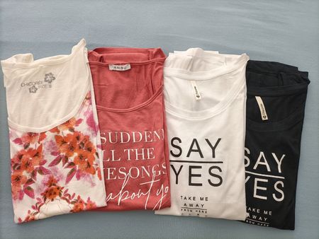 Kleiderpaket mit 4 Shirts/Tops in Grösse S, NEU!