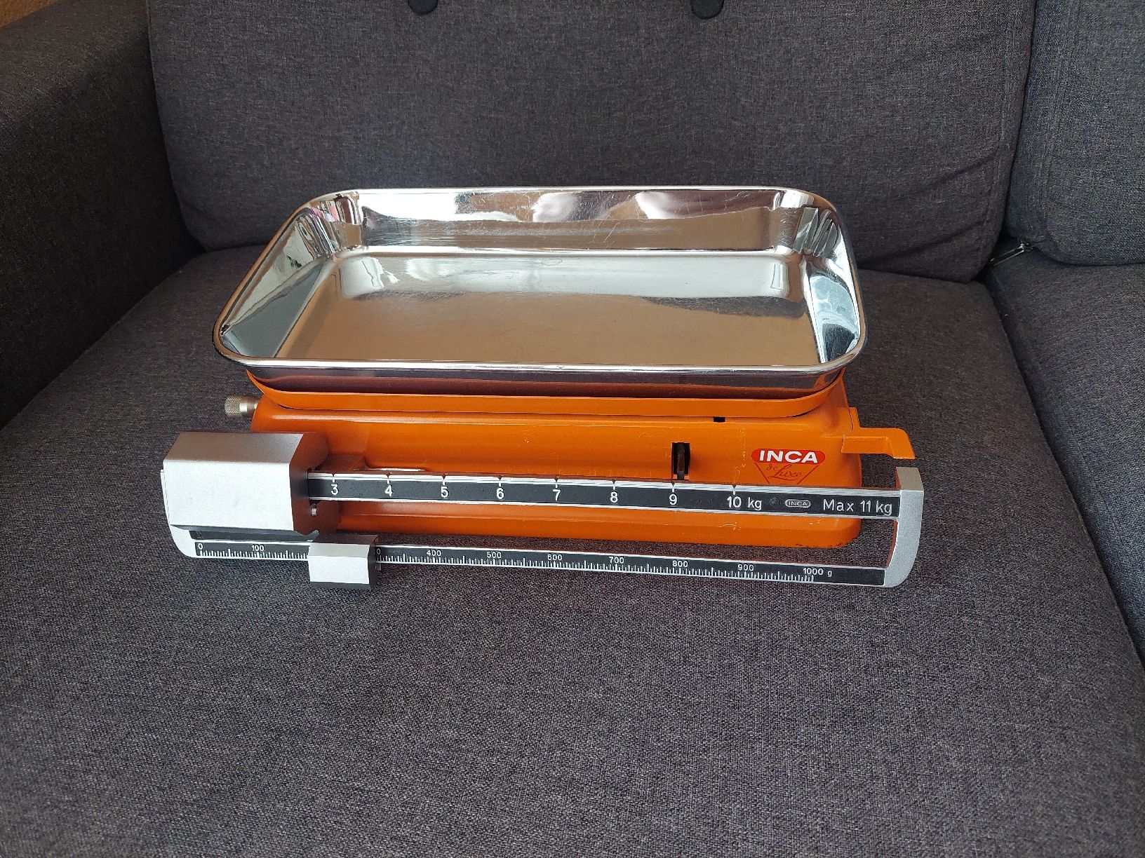 Küchengeräte: Antike INCA de luxe Schiebewaage / Küchenwaage orange – Gebraucht aus Meilen von bernhardundbianca
