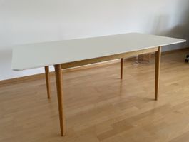 Schöner Esstisch Lindholm mit Holzbeinen in weiss