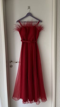 Abendkleid  elegant rot lang mit Federn und Gürtel Grösse S