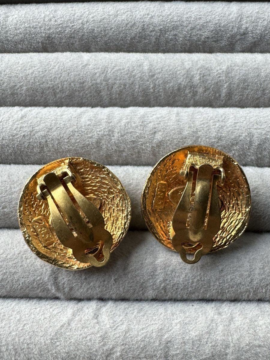 Chanel Ohrringe & -stecker: Chanel Gold CC Ohrclips Vintage – Gebraucht aus Kriens von hannaandkiko 6