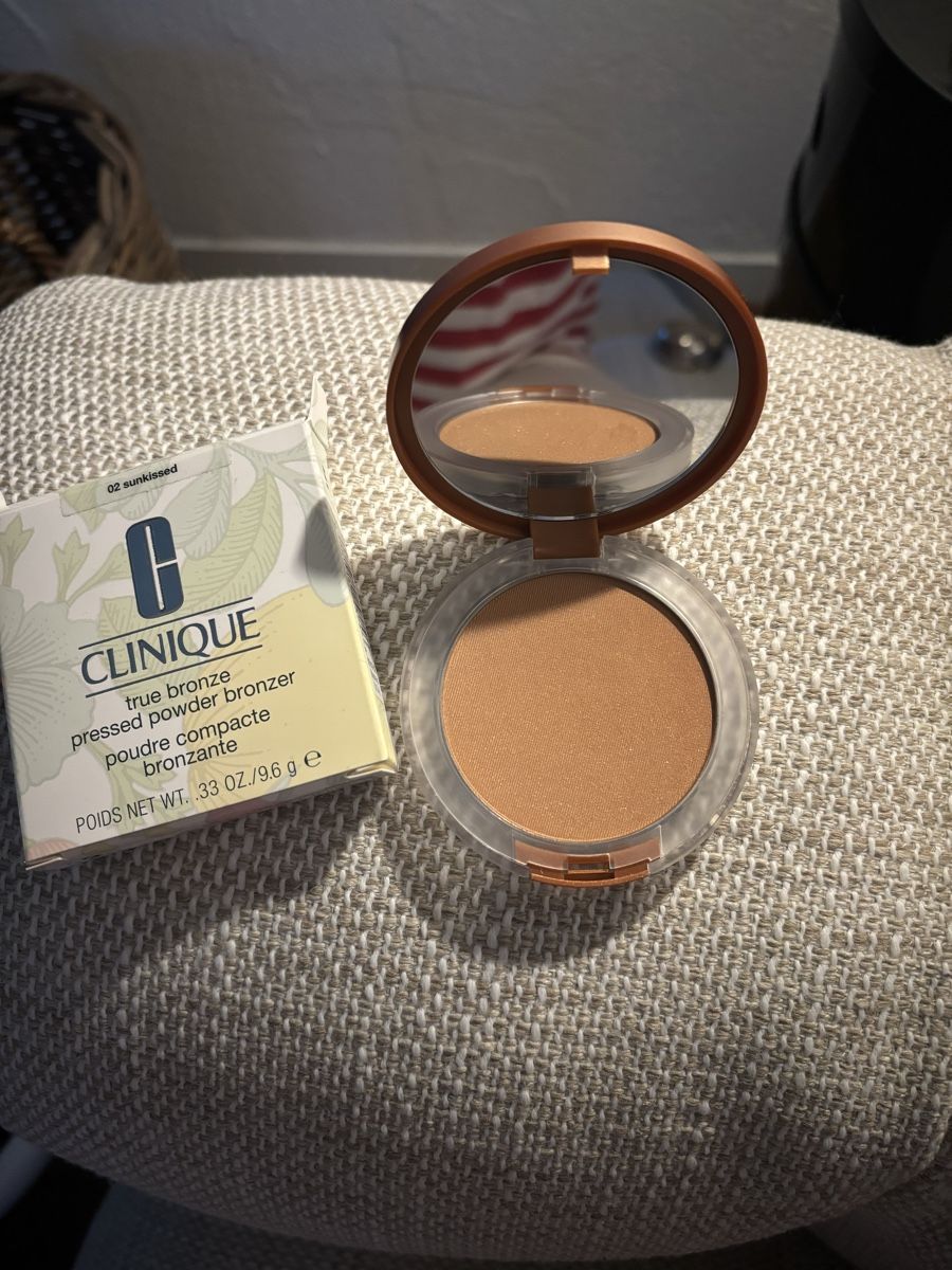 Clinique Make-up: CLINIQUE True Bronze Puder 02 sunkissed – Neu und originalverpackt aus St.Gallen von Monrose 2