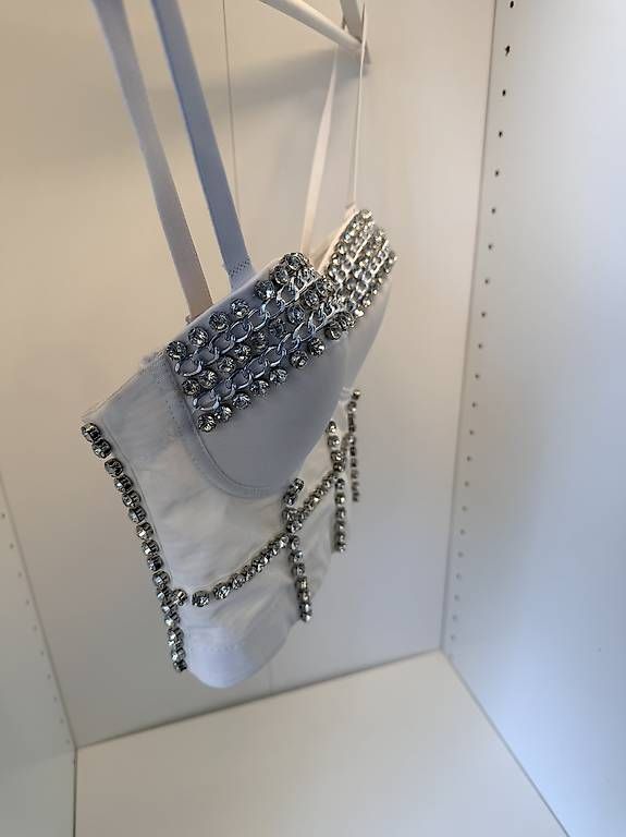 Top: Bustier blanc orné de strass  Taille S  État neuf – Nuovo (secondo la descrizione) da Biel/Bienne venduto da secondstore 1