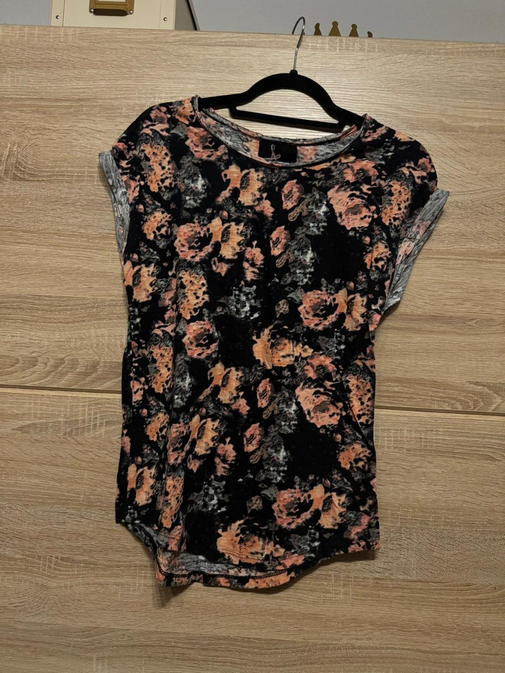 T-shirt: T-shirt fleuri – Usato da Montreux venduto da iizaa811 3