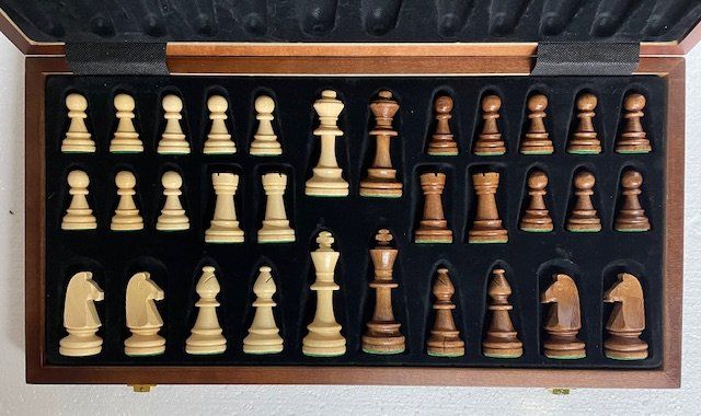 Giochi: Schachbrett und Box mit Figuren von Philos – Usato da Oberrieden venduto da Ket25 2