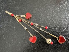 Anhänger mit roten Herzen und goldenen Details. Neu