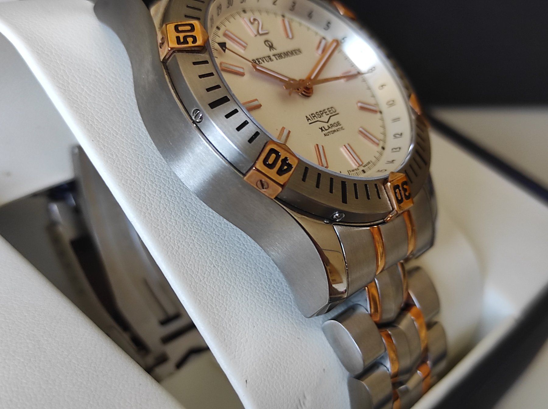 Revue Thommen Orologi: Revue - Thommen Airspeed auto. Pointerdate, neu mit Papieren – Nuovo e nell'imballaggio originale da Grenchen venduto da elibethma 7