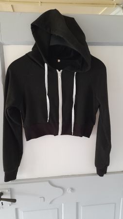 Kurze Kapuzenjacke gr. XS in schwarz von Shein