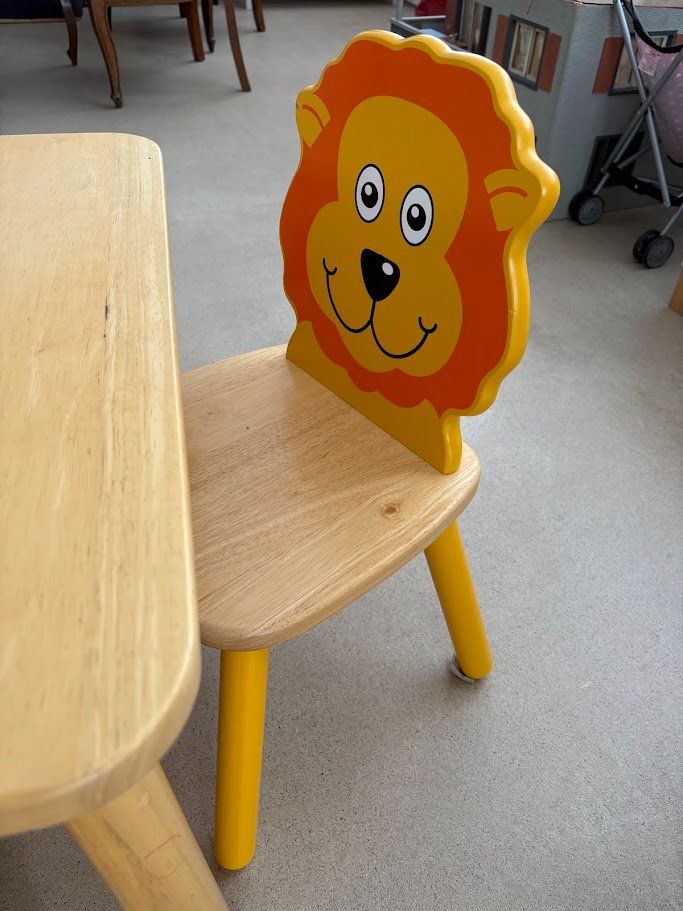 Tables: Kindertisch aus Holz mit 4 Stühlen – D'occasion à Altdorf UR par Regulo 2