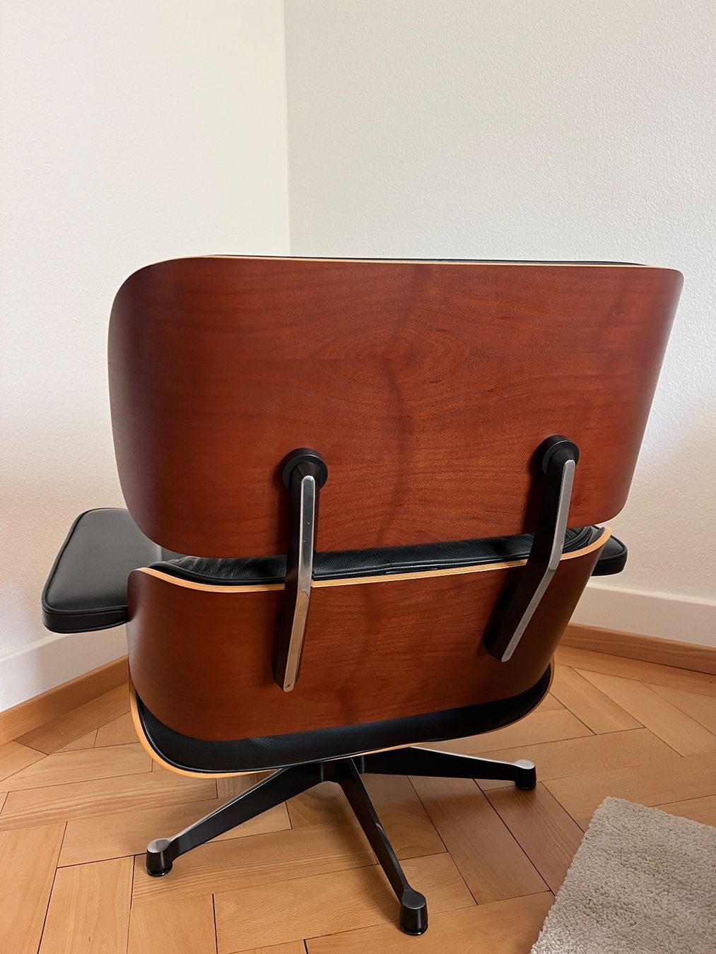 Eames Poltrone: Original Eames Lounge Chair inkl. Ottoman – Usato da Bern venduto da RShakalaka 4
