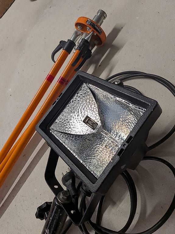 Lampade: Scheinwerfer 400W mit Dreibein – Usato da Seewen SZ venduto da MatthiasF02 1